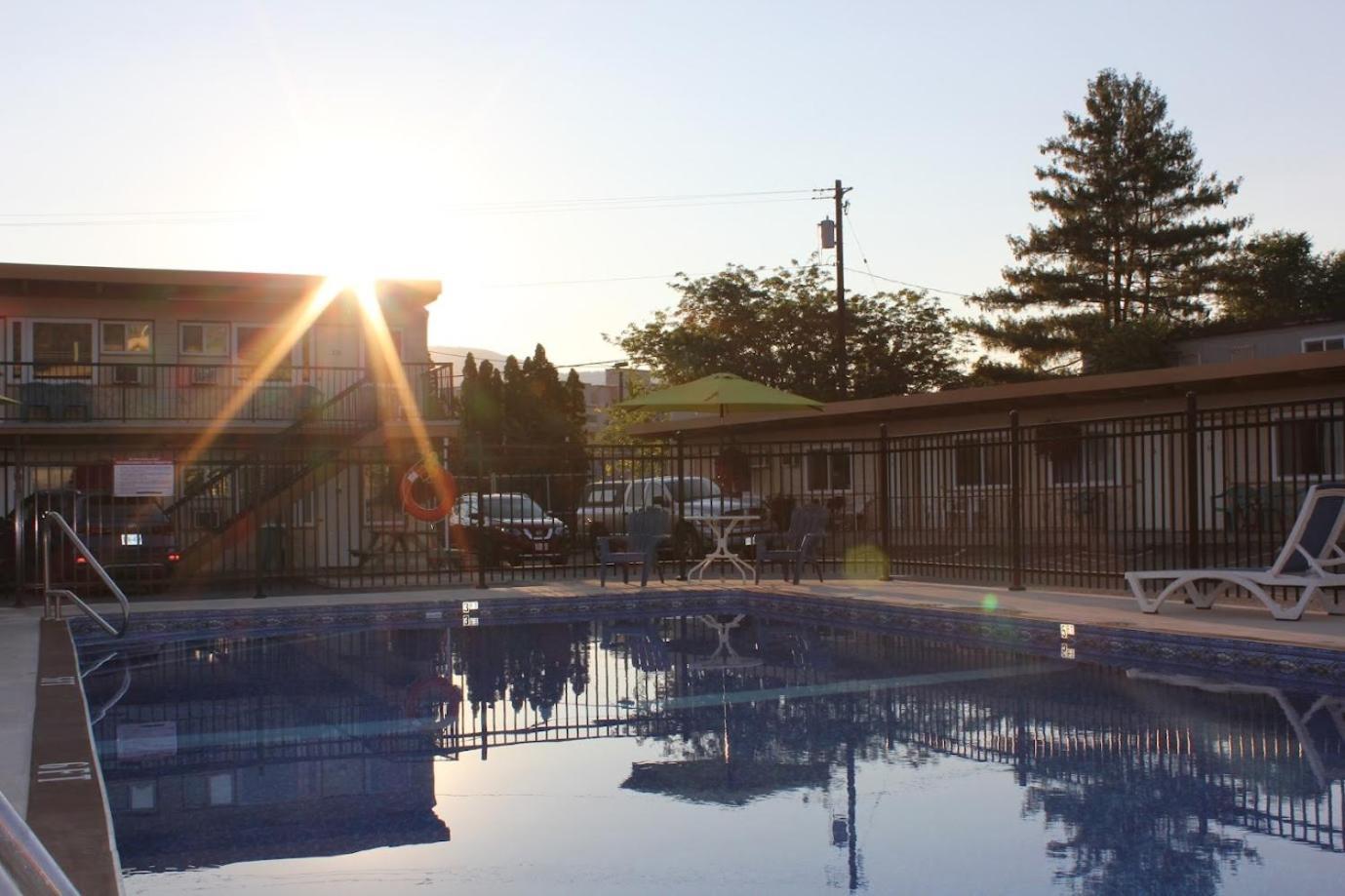 Flamingo Motel Penticton Exterior photo
